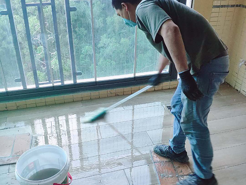 陽臺完工打掃：在準備鋪陳時瓷磚是不能去浸水，可以用鋼絲球去刷掉瓷磚背后的松散物質(zhì)，也可以用濕布抹去瓷磚背面的灰塵。然后按照生產(chǎn)商建議的比例將水或乳液放到攪拌桶中攪拌直至粘結(jié)劑均勻無結(jié)塊。初始攪拌后的粘結(jié)劑應(yīng)靜置在攪拌桶中，直到生產(chǎn)商推薦的熟化時間過后攪拌一下再使用。 需要在粘結(jié)劑量置晾時間內(nèi)，將準備好的瓷磚鋪壓到位，垂直于梳理方向輕微搓動以排出磚下的空氣。鋪貼到位后用橡皮錘輕擊，用尺寸合適的十字定位架來調(diào)整表面平整度及接縫的平直。 鋪設(shè)好的磚面應(yīng)該及時清理干凈，特別是去除殘留其上的粘結(jié)劑。合格的粘結(jié)劑干硬后即使在陶瓷磚面上也不易被清除掉。清理好的瓷磚面應(yīng)該立即擺放標識進行隔離，避免污染或擾動，直到下一個填縫工序。