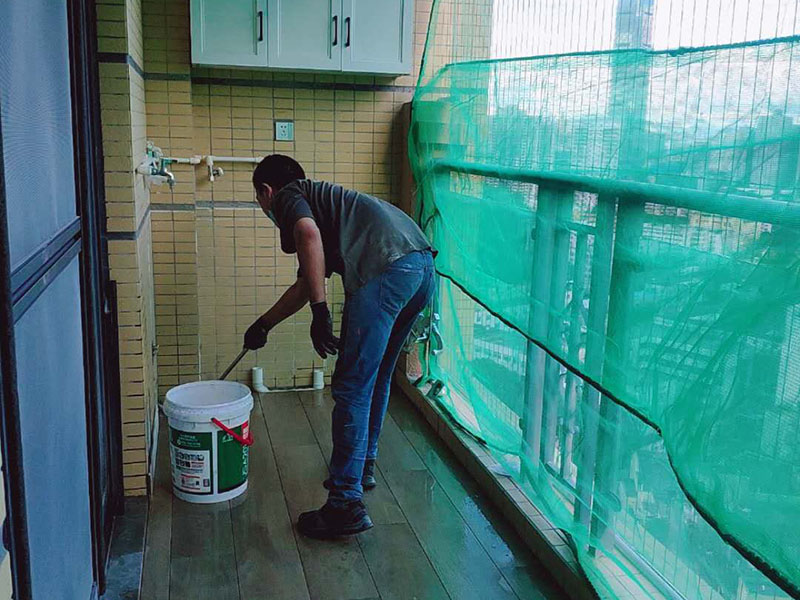 陽臺完工打掃：在準備鋪陳時瓷磚是不能去浸水，可以用鋼絲球去刷掉瓷磚背后的松散物質(zhì)，也可以用濕布抹去瓷磚背面的灰塵。然后按照生產(chǎn)商建議的比例將水或乳液放到攪拌桶中攪拌直至粘結(jié)劑均勻無結(jié)塊。初始攪拌后的粘結(jié)劑應(yīng)靜置在攪拌桶中，直到生產(chǎn)商推薦的熟化時間過后攪拌一下再使用。 需要在粘結(jié)劑量置晾時間內(nèi)，將準備好的瓷磚鋪壓到位，垂直于梳理方向輕微搓動以排出磚下的空氣。鋪貼到位后用橡皮錘輕擊，用尺寸合適的十字定位架來調(diào)整表面平整度及接縫的平直。 鋪設(shè)好的磚面應(yīng)該及時清理干凈，特別是去除殘留其上的粘結(jié)劑。合格的粘結(jié)劑干硬后即使在陶瓷磚面上也不易被清除掉。清理好的瓷磚面應(yīng)該立即擺放標識進行隔離，避免污染或擾動，直到下一個填縫工序。