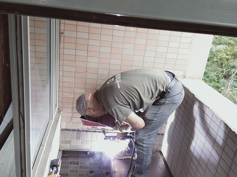 陽臺電焊鋼結構：手工電弧焊的焊接過程是從引弧開始的，引弧方法有擦劃法引弧和直擊法引弧。 1.擦劃法引弧是先將焊條前端對準焊件，然后將手腕扭轉，使焊條在焊件表面輕微劃一 下，焊條提起2-4mm，即在空氣中產(chǎn)生電弧，后將電弧長度保持在焊條直徑允許的范圍。 2.直擊法引弧是將手腕下彎，焊條輕微碰一下焊件。