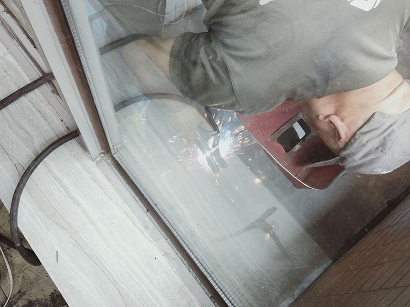 陽臺電焊鋼結構：手工電弧焊的焊接過程是從引弧開始的，引弧方法有擦劃法引弧和直擊法引弧。 1.擦劃法引弧是先將焊條前端對準焊件，然后將手腕扭轉，使焊條在焊件表面輕微劃一 下，焊條提起2-4mm，即在空氣中產(chǎn)生電弧，后將電弧長度保持在焊條直徑允許的范圍。 2.直擊法引弧是將手腕下彎，焊條輕微碰一下焊件。