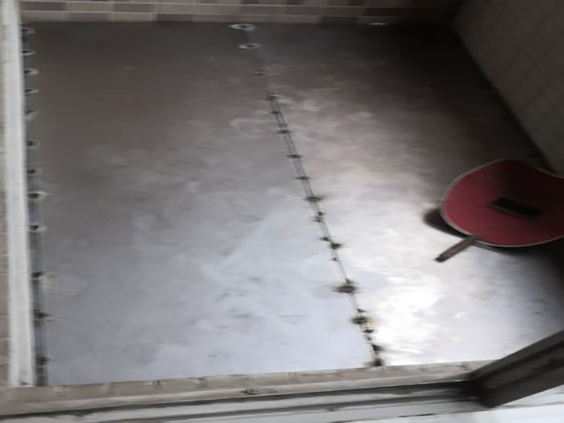 陽臺電焊鋼結構：手工電弧焊的焊接過程是從引弧開始的，引弧方法有擦劃法引弧和直擊法引弧。 1.擦劃法引弧是先將焊條前端對準焊件，然后將手腕扭轉，使焊條在焊件表面輕微劃一 下，焊條提起2-4mm，即在空氣中產(chǎn)生電弧，后將電弧長度保持在焊條直徑允許的范圍。 2.直擊法引弧是將手腕下彎，焊條輕微碰一下焊件。