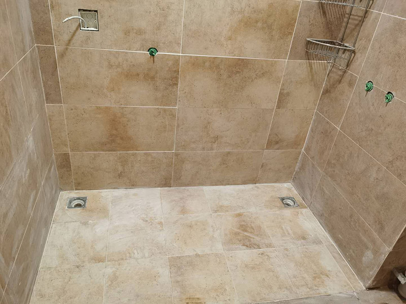 衛(wèi)生間瓷磚鋪貼：基層處理--抹底子灰--彈線排磚--侵磚--鑲貼--擦縫--交工驗(yàn)收 首先進(jìn)行地面清掃，不打掃干凈會(huì)翹邊、空鼓的;放水平du線然后分塊;地面要濕潤(rùn)進(jìn)行灑水;采用兩種砂漿，打砂漿的基層，一般要進(jìn)行干鋪;地磚是不是出現(xiàn)了空鼓是很重要的;還要在磚底涂抹上漿;鋪貼的時(shí)候要用橡皮錘敲擊，做拉縫、表面清理，對(duì)瓷磚進(jìn)行勾縫處理即可。最重要的是保護(hù)好成品，以防造成污染和損傷。