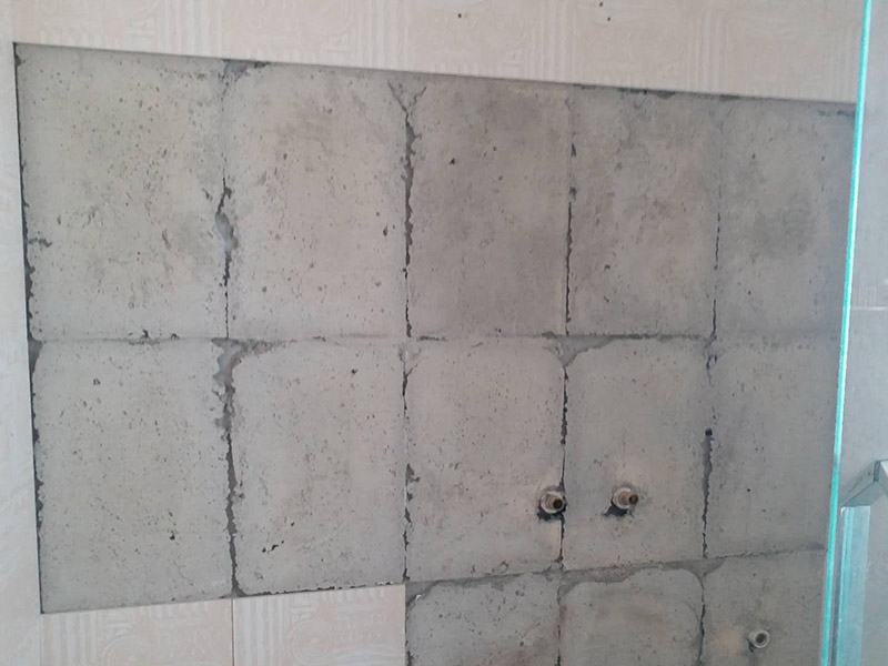 衛(wèi)生間瓷磚鋪貼：基層處理--抹底子灰--彈線排磚--侵磚--鑲貼--擦縫--交工驗(yàn)收 首先進(jìn)行地面清掃，不打掃干凈會(huì)翹邊、空鼓的;放水平du線然后分塊;地面要濕潤(rùn)進(jìn)行灑水;采用兩種砂漿，打砂漿的基層，一般要進(jìn)行干鋪;地磚是不是出現(xiàn)了空鼓是很重要的;還要在磚底涂抹上漿;鋪貼的時(shí)候要用橡皮錘敲擊，做拉縫、表面清理，對(duì)瓷磚進(jìn)行勾縫處理即可。最重要的是保護(hù)好成品，以防造成污染和損傷。