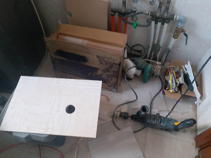 衛(wèi)生間瓷磚鋪貼：基層處理--抹底子灰--彈線排磚--侵磚--鑲貼--擦縫--交工驗(yàn)收 首先進(jìn)行地面清掃，不打掃干凈會(huì)翹邊、空鼓的;放水平du線然后分塊;地面要濕潤(rùn)進(jìn)行灑水;采用兩種砂漿，打砂漿的基層，一般要進(jìn)行干鋪;地磚是不是出現(xiàn)了空鼓是很重要的;還要在磚底涂抹上漿;鋪貼的時(shí)候要用橡皮錘敲擊，做拉縫、表面清理，對(duì)瓷磚進(jìn)行勾縫處理即可。最重要的是保護(hù)好成品，以防造成污染和損傷。