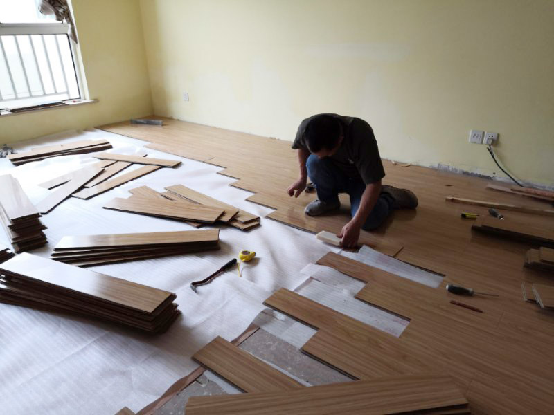 客廳木地板換新:基層清理&rarr;涂刷底膠&rarr;彈線、找平&rarr;鉆孔、安裝預(yù)埋件&rarr;安裝毛地板、找平、刨平&rarr;釘術(shù)地板、找平、刨平&rarr;釘踢腳板&rarr;刨光、打磨&rarr;油漆&rarr;上蠟。 1. 實鋪地板要先安裝地龍骨,然后再進(jìn)行木地板的鋪裝。 2. 龍骨的安裝方法:應(yīng)先在地面做預(yù)埋件,以固定木龍骨,預(yù)埋件為螺栓及鉛絲,預(yù)埋件間距為800毫米,從地面鉆孔下入。 3. 木地板的安裝方法：實鋪實木地板應(yīng)有基面板,基面板使用大芯板。 4. 地板鋪裝完成后,先用刨子將表面刨平刨光,將地板表面清掃干凈后涂刷地板漆,進(jìn)行拋光上蠟處理。