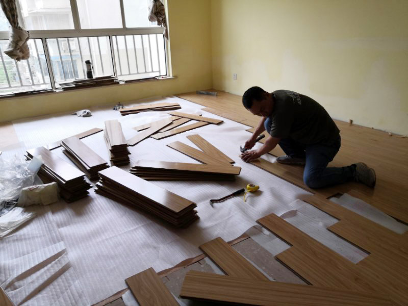 客廳木地板換新:基層清理&rarr;涂刷底膠&rarr;彈線、找平&rarr;鉆孔、安裝預(yù)埋件&rarr;安裝毛地板、找平、刨平&rarr;釘術(shù)地板、找平、刨平&rarr;釘踢腳板&rarr;刨光、打磨&rarr;油漆&rarr;上蠟。 1. 實鋪地板要先安裝地龍骨,然后再進(jìn)行木地板的鋪裝。 2. 龍骨的安裝方法:應(yīng)先在地面做預(yù)埋件,以固定木龍骨,預(yù)埋件為螺栓及鉛絲,預(yù)埋件間距為800毫米,從地面鉆孔下入。 3. 木地板的安裝方法：實鋪實木地板應(yīng)有基面板,基面板使用大芯板。 4. 地板鋪裝完成后,先用刨子將表面刨平刨光,將地板表面清掃干凈后涂刷地板漆,進(jìn)行拋光上蠟處理。