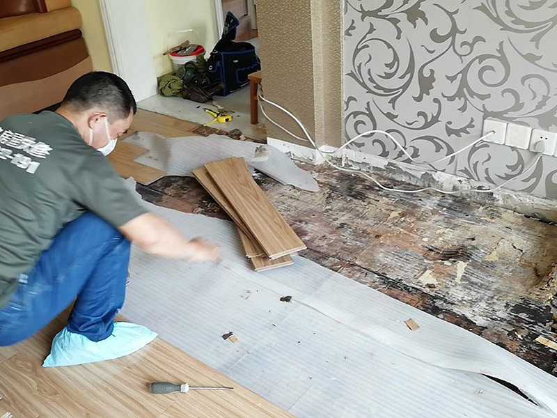 客廳木地板換新:基層清理&rarr;涂刷底膠&rarr;彈線、找平&rarr;鉆孔、安裝預(yù)埋件&rarr;安裝毛地板、找平、刨平&rarr;釘術(shù)地板、找平、刨平&rarr;釘踢腳板&rarr;刨光、打磨&rarr;油漆&rarr;上蠟。 1. 實鋪地板要先安裝地龍骨,然后再進(jìn)行木地板的鋪裝。 2. 龍骨的安裝方法:應(yīng)先在地面做預(yù)埋件,以固定木龍骨,預(yù)埋件為螺栓及鉛絲,預(yù)埋件間距為800毫米,從地面鉆孔下入。 3. 木地板的安裝方法：實鋪實木地板應(yīng)有基面板,基面板使用大芯板。 4. 地板鋪裝完成后,先用刨子將表面刨平刨光,將地板表面清掃干凈后涂刷地板漆,進(jìn)行拋光上蠟處理。