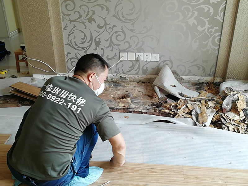 客廳木地板換新:基層清理&rarr;涂刷底膠&rarr;彈線、找平&rarr;鉆孔、安裝預(yù)埋件&rarr;安裝毛地板、找平、刨平&rarr;釘術(shù)地板、找平、刨平&rarr;釘踢腳板&rarr;刨光、打磨&rarr;油漆&rarr;上蠟。 1. 實鋪地板要先安裝地龍骨,然后再進(jìn)行木地板的鋪裝。 2. 龍骨的安裝方法:應(yīng)先在地面做預(yù)埋件,以固定木龍骨,預(yù)埋件為螺栓及鉛絲,預(yù)埋件間距為800毫米,從地面鉆孔下入。 3. 木地板的安裝方法：實鋪實木地板應(yīng)有基面板,基面板使用大芯板。 4. 地板鋪裝完成后,先用刨子將表面刨平刨光,將地板表面清掃干凈后涂刷地板漆,進(jìn)行拋光上蠟處理。