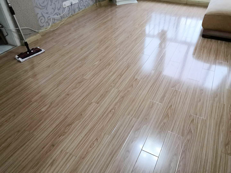 客廳木地板換新:基層清理&rarr;涂刷底膠&rarr;彈線、找平&rarr;鉆孔、安裝預(yù)埋件&rarr;安裝毛地板、找平、刨平&rarr;釘術(shù)地板、找平、刨平&rarr;釘踢腳板&rarr;刨光、打磨&rarr;油漆&rarr;上蠟。 1. 實鋪地板要先安裝地龍骨,然后再進(jìn)行木地板的鋪裝。 2. 龍骨的安裝方法:應(yīng)先在地面做預(yù)埋件,以固定木龍骨,預(yù)埋件為螺栓及鉛絲,預(yù)埋件間距為800毫米,從地面鉆孔下入。 3. 木地板的安裝方法：實鋪實木地板應(yīng)有基面板,基面板使用大芯板。 4. 地板鋪裝完成后,先用刨子將表面刨平刨光,將地板表面清掃干凈后涂刷地板漆,進(jìn)行拋光上蠟處理。