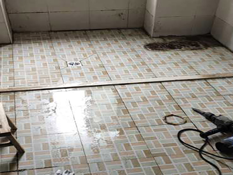 衛(wèi)生間拆除翻新裝修：首先，拆除瓷磚時要用電，而電是從客廳臨時拉的，為了避免在施工過程中發(fā)生觸電的現(xiàn)象，最好將電拉進(jìn)衛(wèi)生間內(nèi)。其次，舊房改造拆除瓷磚時可以用沖擊電鉆，這種工具方便快捷，可自由更換。但在使用前應(yīng)檢查其是否靈活，可以通過空轉(zhuǎn)一分鐘的方法進(jìn)行檢驗(yàn)。用完之后及時進(jìn)行清理。最后，梯子也是必不可少的工具之一，它可以幫助工人拆掉處于高處的瓷磚，還可以架起臨時插座。 用具的拆除，這一工程根據(jù)施工工人工作的習(xí)慣，有兩種拆除方式，可以提前將其拆除，也可以在拆磚的過程中同時進(jìn)行。但并不是所有的用具都可以提前拆除，馬桶必須在瓷磚拆除之后才可以拆掉，要不然掉落的瓷磚會砸壞馬桶。用具拆除后，應(yīng)將露出的電線接口用絕緣的東西綁住。