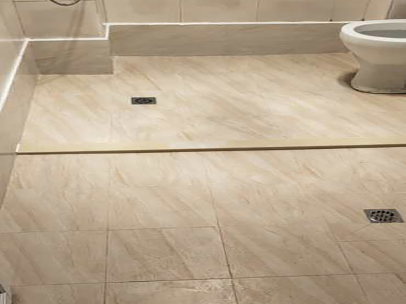 衛(wèi)生間拆除翻新裝修：首先，拆除瓷磚時要用電，而電是從客廳臨時拉的，為了避免在施工過程中發(fā)生觸電的現(xiàn)象，最好將電拉進(jìn)衛(wèi)生間內(nèi)。其次，舊房改造拆除瓷磚時可以用沖擊電鉆，這種工具方便快捷，可自由更換。但在使用前應(yīng)檢查其是否靈活，可以通過空轉(zhuǎn)一分鐘的方法進(jìn)行檢驗(yàn)。用完之后及時進(jìn)行清理。最后，梯子也是必不可少的工具之一，它可以幫助工人拆掉處于高處的瓷磚，還可以架起臨時插座。 用具的拆除，這一工程根據(jù)施工工人工作的習(xí)慣，有兩種拆除方式，可以提前將其拆除，也可以在拆磚的過程中同時進(jìn)行。但并不是所有的用具都可以提前拆除，馬桶必須在瓷磚拆除之后才可以拆掉，要不然掉落的瓷磚會砸壞馬桶。用具拆除后，應(yīng)將露出的電線接口用絕緣的東西綁住。