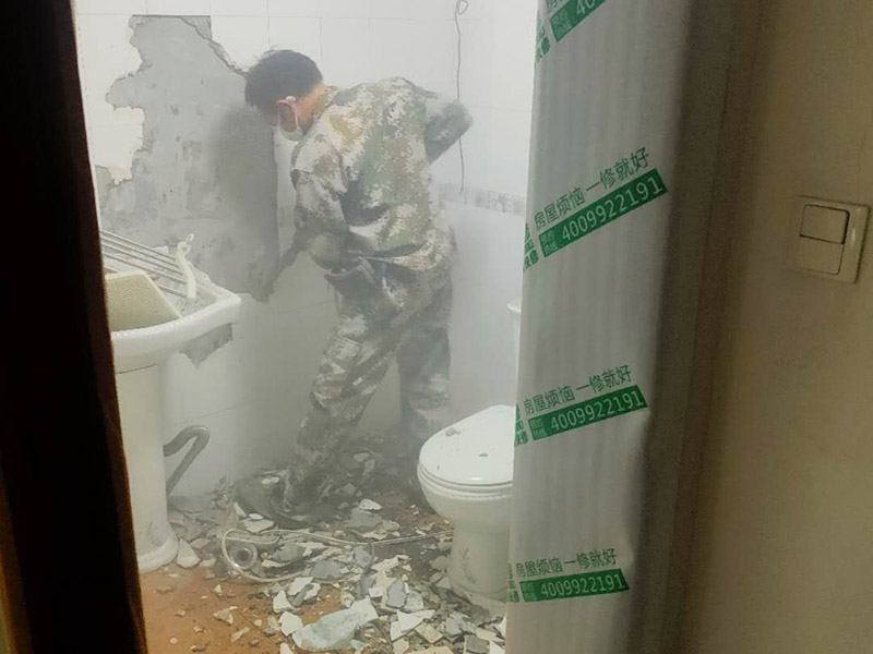 衛(wèi)生間拆除裝修:首先，拆除瓷磚時(shí)要用電，而電是從客廳臨時(shí)拉的，為了避免在施工過程中發(fā)生觸電的現(xiàn)象，最好將電拉進(jìn)衛(wèi)生間內(nèi)。其次，舊房改造拆除瓷磚時(shí)可以用沖擊電鉆，這種工具方便快捷，可自由更換。但在使用前應(yīng)檢查其是否靈活，可以通過空轉(zhuǎn)一分鐘的方法進(jìn)行檢驗(yàn)。用完之后及時(shí)進(jìn)行清理。最后，梯子也是必不可少的工具之一，它可以幫助工人拆掉處于高處的瓷磚，還可以架起臨時(shí)插座。 用具的拆除，這一工程根據(jù)施工工人工作的習(xí)慣，有兩種拆除方式，可以提前將其拆除，也可以在拆磚的過程中同時(shí)進(jìn)行。但并不是所有的用具都可以提前拆除，馬桶必須在瓷磚拆除之后才可以拆掉，要不然掉落的瓷磚會(huì)砸壞馬桶。用具拆除后，應(yīng)將露出的電線接口用絕緣的東西綁住。