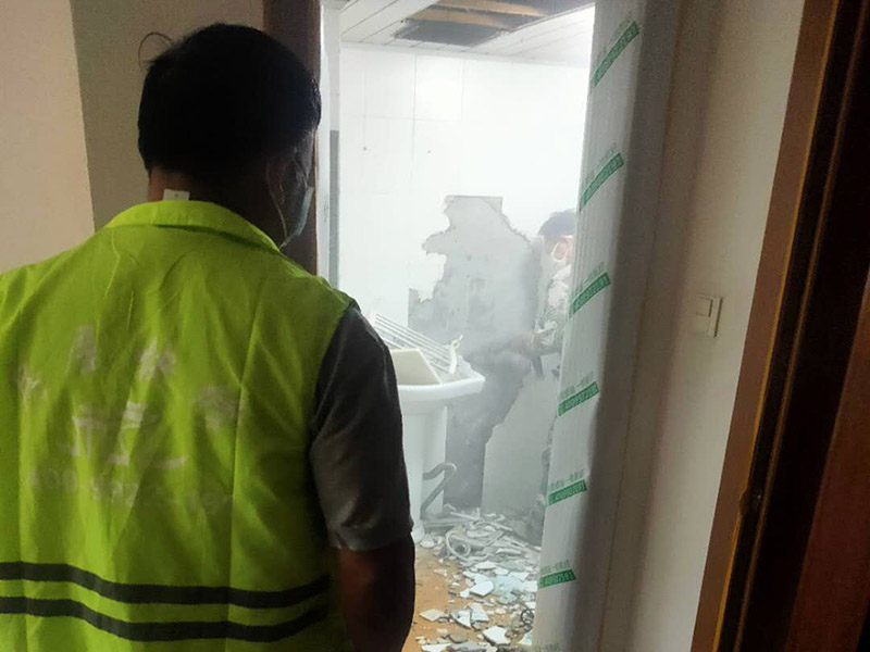 衛(wèi)生間拆除裝修:首先，拆除瓷磚時(shí)要用電，而電是從客廳臨時(shí)拉的，為了避免在施工過程中發(fā)生觸電的現(xiàn)象，最好將電拉進(jìn)衛(wèi)生間內(nèi)。其次，舊房改造拆除瓷磚時(shí)可以用沖擊電鉆，這種工具方便快捷，可自由更換。但在使用前應(yīng)檢查其是否靈活，可以通過空轉(zhuǎn)一分鐘的方法進(jìn)行檢驗(yàn)。用完之后及時(shí)進(jìn)行清理。最后，梯子也是必不可少的工具之一，它可以幫助工人拆掉處于高處的瓷磚，還可以架起臨時(shí)插座。 用具的拆除，這一工程根據(jù)施工工人工作的習(xí)慣，有兩種拆除方式，可以提前將其拆除，也可以在拆磚的過程中同時(shí)進(jìn)行。但并不是所有的用具都可以提前拆除，馬桶必須在瓷磚拆除之后才可以拆掉，要不然掉落的瓷磚會(huì)砸壞馬桶。用具拆除后，應(yīng)將露出的電線接口用絕緣的東西綁住。