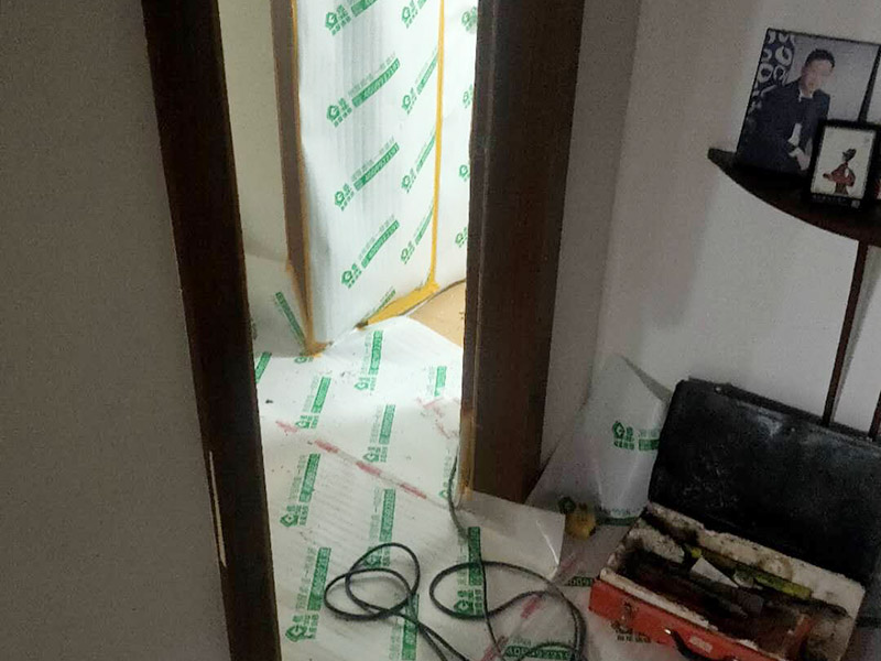 衛(wèi)生間拆除裝修:首先，拆除瓷磚時(shí)要用電，而電是從客廳臨時(shí)拉的，為了避免在施工過程中發(fā)生觸電的現(xiàn)象，最好將電拉進(jìn)衛(wèi)生間內(nèi)。其次，舊房改造拆除瓷磚時(shí)可以用沖擊電鉆，這種工具方便快捷，可自由更換。但在使用前應(yīng)檢查其是否靈活，可以通過空轉(zhuǎn)一分鐘的方法進(jìn)行檢驗(yàn)。用完之后及時(shí)進(jìn)行清理。最后，梯子也是必不可少的工具之一，它可以幫助工人拆掉處于高處的瓷磚，還可以架起臨時(shí)插座。 用具的拆除，這一工程根據(jù)施工工人工作的習(xí)慣，有兩種拆除方式，可以提前將其拆除，也可以在拆磚的過程中同時(shí)進(jìn)行。但并不是所有的用具都可以提前拆除，馬桶必須在瓷磚拆除之后才可以拆掉，要不然掉落的瓷磚會(huì)砸壞馬桶。用具拆除后，應(yīng)將露出的電線接口用絕緣的東西綁住。