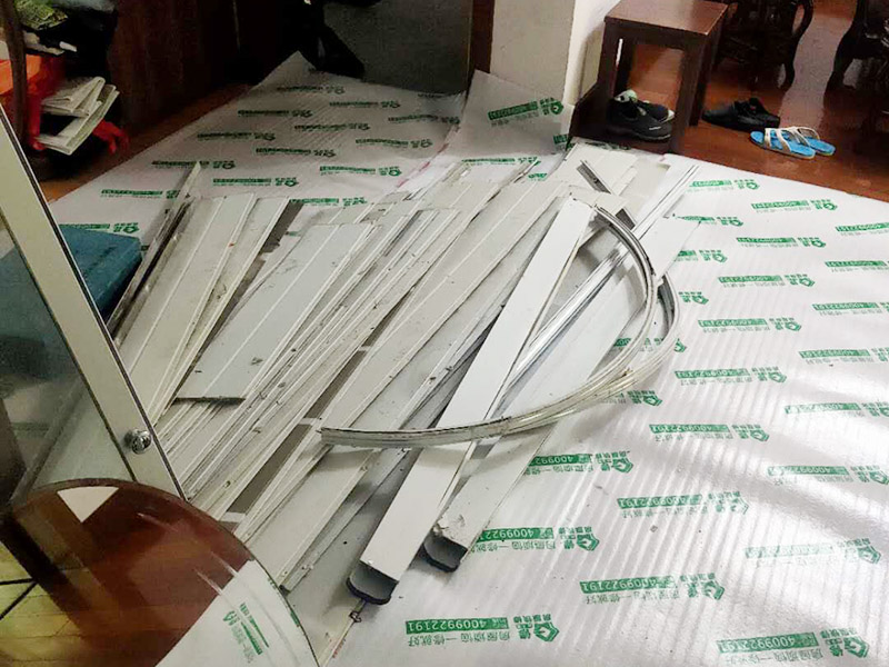 衛(wèi)生間拆除裝修:首先，拆除瓷磚時(shí)要用電，而電是從客廳臨時(shí)拉的，為了避免在施工過程中發(fā)生觸電的現(xiàn)象，最好將電拉進(jìn)衛(wèi)生間內(nèi)。其次，舊房改造拆除瓷磚時(shí)可以用沖擊電鉆，這種工具方便快捷，可自由更換。但在使用前應(yīng)檢查其是否靈活，可以通過空轉(zhuǎn)一分鐘的方法進(jìn)行檢驗(yàn)。用完之后及時(shí)進(jìn)行清理。最后，梯子也是必不可少的工具之一，它可以幫助工人拆掉處于高處的瓷磚，還可以架起臨時(shí)插座。 用具的拆除，這一工程根據(jù)施工工人工作的習(xí)慣，有兩種拆除方式，可以提前將其拆除，也可以在拆磚的過程中同時(shí)進(jìn)行。但并不是所有的用具都可以提前拆除，馬桶必須在瓷磚拆除之后才可以拆掉，要不然掉落的瓷磚會(huì)砸壞馬桶。用具拆除后，應(yīng)將露出的電線接口用絕緣的東西綁住。