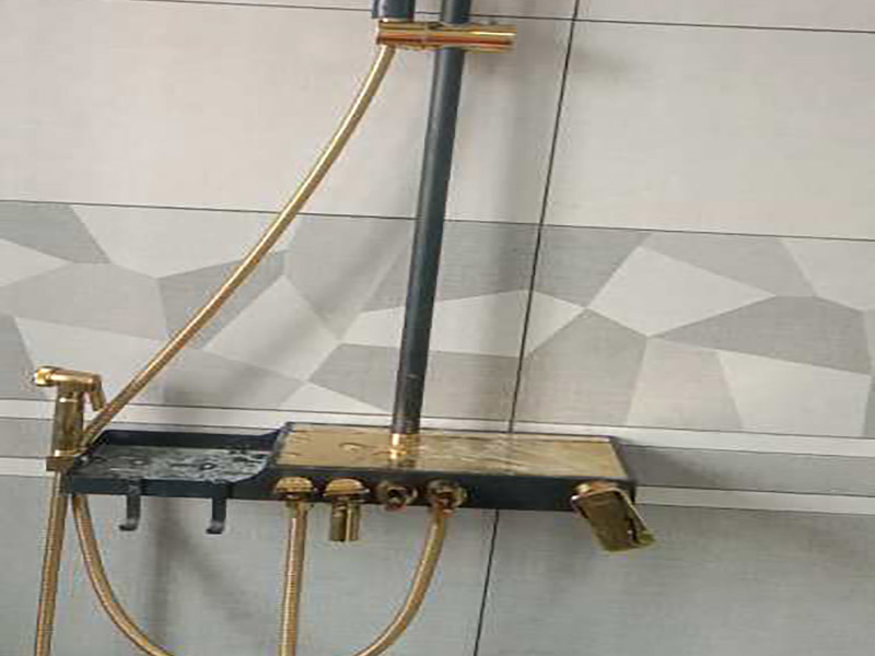 臺盆五金安裝：1.檢查預(yù)留給排水管路，安裝支撐洗面盆臺面的鋼制支架。 2.根據(jù)臺下盆包裝箱內(nèi)的臺面切割圖將臺面開孔打磨完畢。 3.按照安裝的龍頭和臺面尺寸正確切割龍頭安裝孔，打磨。 4.把洗面盆暫時放入已開好的臺面安裝口內(nèi)，檢查間隙，并做好記號。 5.檢查校驗后，把洗面盆放平，在洗臉盆邊緣上口涂上硅膠密封材料后，把洗面盆小心放入臺面下，對準(zhǔn)安裝孔，跟先前的記號相校準(zhǔn)并向上壓緊，并使用廠家隨貨附帶的臉盆與臺面的連接件，將洗臉盆與臺面緊密連接。 6.臺下盆邊緣打膠。 7.安裝臺下盆上下五金件。 8.等密封膠硬化后，連接進水和排水管件。