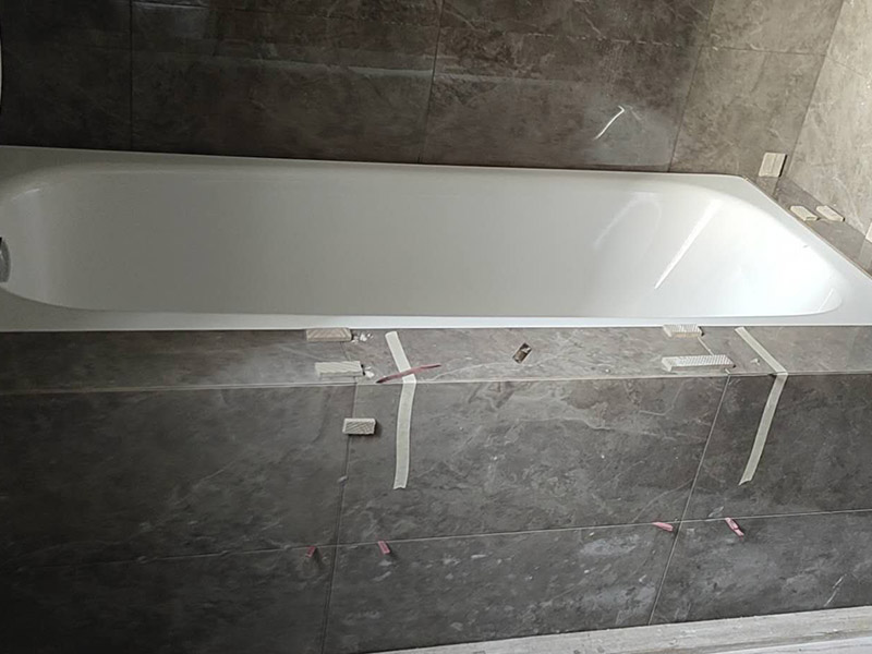 衛(wèi)生間浴缸安裝:1、在安裝裙板浴缸時，其裙板底部應(yīng)緊貼地面，樓板在排水處應(yīng)預(yù)留250～300mm洞孔，便于排水安裝，在浴缸排水端部墻體設(shè)置檢修孔。 2、其他各類浴缸可根據(jù)有關(guān)標(biāo)準(zhǔn)或用戶需求確定浴缸上平面高度。然后砌兩條磚基礎(chǔ)后安裝浴缸。如浴缸側(cè)邊砌裙墻，應(yīng)在浴缸排水處設(shè)置檢修孔或在排水端部墻上開設(shè)檢修孔。 3、各種浴缸冷、熱水龍頭或混合龍頭其高度應(yīng)高出浴缸上平面150mm。安裝時應(yīng)不損壞鍍鉻層。鍍鉻罩與墻面應(yīng)緊貼。 4、固定式淋浴器、軟管淋浴器其高度可按有關(guān)標(biāo)準(zhǔn)或按用戶需求安裝。 5、浴缸安裝上平面必須用水平尺校驗平整，不得側(cè)斜。浴盆上口側(cè)邊與墻面結(jié)合處應(yīng)用密封膏填嵌密實。 6、浴缸排水與排水管連接應(yīng)牢固密實，且便于拆卸，連接處不得敞口。 7、水件安裝完畢后，應(yīng)該實驗各個出水口是否暢順，并且關(guān)閉去水閥，給浴缸內(nèi)蓄水，觀察會不會漏水，最后再打開去水，觀察排水速度是否正常，并且看看有沒有水從浴缸底部溢出到外面。