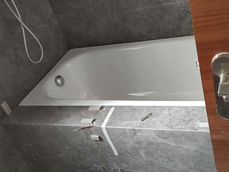 衛(wèi)生間浴缸安裝:1、在安裝裙板浴缸時，其裙板底部應(yīng)緊貼地面，樓板在排水處應(yīng)預(yù)留250～300mm洞孔，便于排水安裝，在浴缸排水端部墻體設(shè)置檢修孔。 2、其他各類浴缸可根據(jù)有關(guān)標(biāo)準(zhǔn)或用戶需求確定浴缸上平面高度。然后砌兩條磚基礎(chǔ)后安裝浴缸。如浴缸側(cè)邊砌裙墻，應(yīng)在浴缸排水處設(shè)置檢修孔或在排水端部墻上開設(shè)檢修孔。 3、各種浴缸冷、熱水龍頭或混合龍頭其高度應(yīng)高出浴缸上平面150mm。安裝時應(yīng)不損壞鍍鉻層。鍍鉻罩與墻面應(yīng)緊貼。 4、固定式淋浴器、軟管淋浴器其高度可按有關(guān)標(biāo)準(zhǔn)或按用戶需求安裝。 5、浴缸安裝上平面必須用水平尺校驗平整，不得側(cè)斜。浴盆上口側(cè)邊與墻面結(jié)合處應(yīng)用密封膏填嵌密實。 6、浴缸排水與排水管連接應(yīng)牢固密實，且便于拆卸，連接處不得敞口。 7、水件安裝完畢后，應(yīng)該實驗各個出水口是否暢順，并且關(guān)閉去水閥，給浴缸內(nèi)蓄水，觀察會不會漏水，最后再打開去水，觀察排水速度是否正常，并且看看有沒有水從浴缸底部溢出到外面。