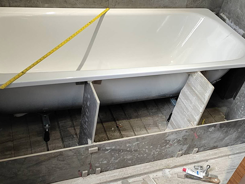 衛(wèi)生間浴缸安裝:1、在安裝裙板浴缸時，其裙板底部應(yīng)緊貼地面，樓板在排水處應(yīng)預(yù)留250～300mm洞孔，便于排水安裝，在浴缸排水端部墻體設(shè)置檢修孔。 2、其他各類浴缸可根據(jù)有關(guān)標(biāo)準(zhǔn)或用戶需求確定浴缸上平面高度。然后砌兩條磚基礎(chǔ)后安裝浴缸。如浴缸側(cè)邊砌裙墻，應(yīng)在浴缸排水處設(shè)置檢修孔或在排水端部墻上開設(shè)檢修孔。 3、各種浴缸冷、熱水龍頭或混合龍頭其高度應(yīng)高出浴缸上平面150mm。安裝時應(yīng)不損壞鍍鉻層。鍍鉻罩與墻面應(yīng)緊貼。 4、固定式淋浴器、軟管淋浴器其高度可按有關(guān)標(biāo)準(zhǔn)或按用戶需求安裝。 5、浴缸安裝上平面必須用水平尺校驗平整，不得側(cè)斜。浴盆上口側(cè)邊與墻面結(jié)合處應(yīng)用密封膏填嵌密實。 6、浴缸排水與排水管連接應(yīng)牢固密實，且便于拆卸，連接處不得敞口。 7、水件安裝完畢后，應(yīng)該實驗各個出水口是否暢順，并且關(guān)閉去水閥，給浴缸內(nèi)蓄水，觀察會不會漏水，最后再打開去水，觀察排水速度是否正常，并且看看有沒有水從浴缸底部溢出到外面。