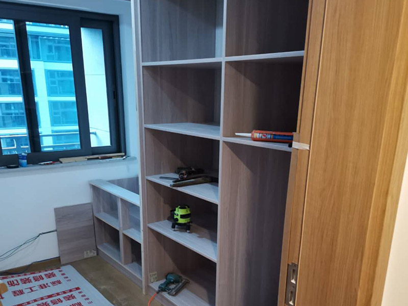 定制衣柜安裝：檢測包裝是否完好無損，一旦發(fā)現(xiàn)有破損，及時要求現(xiàn)場安裝人員開箱檢查破損部位的內(nèi)部家具，是否有磕碰、劃傷等運輸問題。 開箱后檢查收到產(chǎn)品的外觀和配件，是否完全符合自己當(dāng)初的訂單要求，如果有玻璃制品或者是塑料制品，建議檢查是否有破碎或者是變形等等。 在安裝的過程中要做好監(jiān)督工作，注意對家中其他位置的保護，尤其是地板、門套、門、墻紙、燈具等，避免受到剮蹭等問題，同時也要防止衣柜本身受到損壞。 注意保持衛(wèi)生，如果您是更換家里的舊家具，這一點就尤為重要。定制家具不同于成品家具，很多東西是在家中安裝完成的，必然要有一些打孔、切割等工作，所以會產(chǎn)生一些鋸末和灰塵。