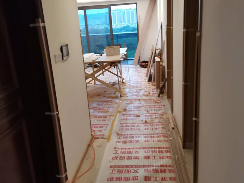 定制衣柜安裝：檢測包裝是否完好無損，一旦發(fā)現(xiàn)有破損，及時要求現(xiàn)場安裝人員開箱檢查破損部位的內(nèi)部家具，是否有磕碰、劃傷等運輸問題。 開箱后檢查收到產(chǎn)品的外觀和配件，是否完全符合自己當(dāng)初的訂單要求，如果有玻璃制品或者是塑料制品，建議檢查是否有破碎或者是變形等等。 在安裝的過程中要做好監(jiān)督工作，注意對家中其他位置的保護，尤其是地板、門套、門、墻紙、燈具等，避免受到剮蹭等問題，同時也要防止衣柜本身受到損壞。 注意保持衛(wèi)生，如果您是更換家里的舊家具，這一點就尤為重要。定制家具不同于成品家具，很多東西是在家中安裝完成的，必然要有一些打孔、切割等工作，所以會產(chǎn)生一些鋸末和灰塵。