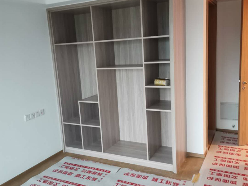 定制衣柜安裝：檢測包裝是否完好無損，一旦發(fā)現(xiàn)有破損，及時要求現(xiàn)場安裝人員開箱檢查破損部位的內(nèi)部家具，是否有磕碰、劃傷等運輸問題。 開箱后檢查收到產(chǎn)品的外觀和配件，是否完全符合自己當(dāng)初的訂單要求，如果有玻璃制品或者是塑料制品，建議檢查是否有破碎或者是變形等等。 在安裝的過程中要做好監(jiān)督工作，注意對家中其他位置的保護，尤其是地板、門套、門、墻紙、燈具等，避免受到剮蹭等問題，同時也要防止衣柜本身受到損壞。 注意保持衛(wèi)生，如果您是更換家里的舊家具，這一點就尤為重要。定制家具不同于成品家具，很多東西是在家中安裝完成的，必然要有一些打孔、切割等工作，所以會產(chǎn)生一些鋸末和灰塵。