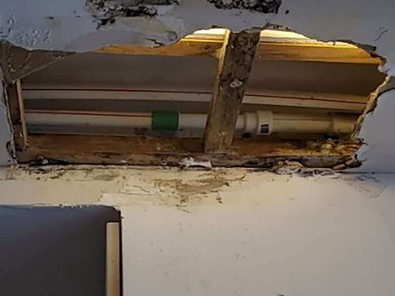 水管更換維修：檢查進水管的螺絲，看是否生銹。 如果生銹可用扳手輕輕敲去銹。 螺絲一般是六角螺絲，好用方便。 同時擰下龍頭這邊的螺絲。 如果鐵銹太嚴重可用鉗子夾住一段，避免龍頭或者水管被擰壞。