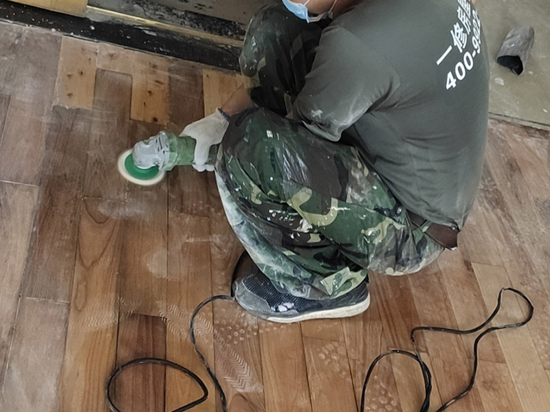 實(shí)木地板翻新打蠟：利用稀釋工具對(duì)中性清潔劑進(jìn)行合理比例的稀釋，利用清洗機(jī)和稀釋好的中性清潔劑將地面清洗干凈，盡量將地板打掃干凈。 在潔凈干燥的地表面落底蠟兩遍，然后利用風(fēng)干機(jī)對(duì)落蠟的地面進(jìn)行全面性的風(fēng)干；待底蠟干燥后，再在其表面落面蠟兩遍，利用風(fēng)干機(jī)對(duì)其進(jìn)行風(fēng)干。 待蠟面徹底干燥后，用高速拋光機(jī)配合拋光墊進(jìn)行均勻、勻速的拋光即可。經(jīng)打蠟拋光的地面，光亮整潔、自然鏡面可達(dá)到90％以上，感觀效果特佳。