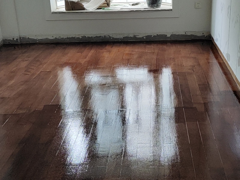 實(shí)木地板翻新打蠟：利用稀釋工具對(duì)中性清潔劑進(jìn)行合理比例的稀釋，利用清洗機(jī)和稀釋好的中性清潔劑將地面清洗干凈，盡量將地板打掃干凈。 在潔凈干燥的地表面落底蠟兩遍，然后利用風(fēng)干機(jī)對(duì)落蠟的地面進(jìn)行全面性的風(fēng)干；待底蠟干燥后，再在其表面落面蠟兩遍，利用風(fēng)干機(jī)對(duì)其進(jìn)行風(fēng)干。 待蠟面徹底干燥后，用高速拋光機(jī)配合拋光墊進(jìn)行均勻、勻速的拋光即可。經(jīng)打蠟拋光的地面，光亮整潔、自然鏡面可達(dá)到90％以上，感觀效果特佳。