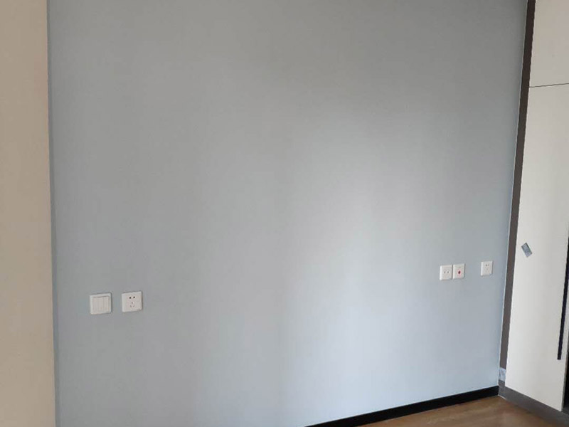 客廳背景墻裝修：1、電視背景墻軟包用的填充材料就是紡織面料和龍骨、木基層板等均應(yīng)進(jìn)行防火處理。 2、墻面防潮處理應(yīng)均勻涂刷一層清油或滿鋪油紙。不得用瀝青油氈做防潮層。 3、木龍骨宜采用凹槽榫工藝預(yù)制，可整體或分片安裝，與墻體連接應(yīng)緊密、牢固。 4、填充材料制作尺寸應(yīng)正確，棱角應(yīng)方正，應(yīng)與木基層板粘接緊密。 5、織物面料裁剪時(shí)經(jīng)緯應(yīng)順直。安裝應(yīng)緊貼墻面，接縫應(yīng)嚴(yán)密，花紋應(yīng)吻合，無波紋起伏、翹邊和褶皺，表面應(yīng)清潔。 6、軟包布面與壓線條、貼臉線、踢腳板、電氣盒等交接處應(yīng)嚴(yán)密、順直、無毛邊。電氣盒蓋等開洞處，套割尺寸應(yīng)準(zhǔn)確。