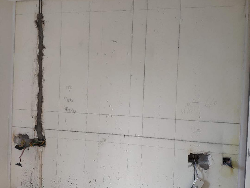 客廳背景墻裝修：1、電視背景墻軟包用的填充材料就是紡織面料和龍骨、木基層板等均應(yīng)進(jìn)行防火處理。 2、墻面防潮處理應(yīng)均勻涂刷一層清油或滿鋪油紙。不得用瀝青油氈做防潮層。 3、木龍骨宜采用凹槽榫工藝預(yù)制，可整體或分片安裝，與墻體連接應(yīng)緊密、牢固。 4、填充材料制作尺寸應(yīng)正確，棱角應(yīng)方正，應(yīng)與木基層板粘接緊密。 5、織物面料裁剪時(shí)經(jīng)緯應(yīng)順直。安裝應(yīng)緊貼墻面，接縫應(yīng)嚴(yán)密，花紋應(yīng)吻合，無波紋起伏、翹邊和褶皺，表面應(yīng)清潔。 6、軟包布面與壓線條、貼臉線、踢腳板、電氣盒等交接處應(yīng)嚴(yán)密、順直、無毛邊。電氣盒蓋等開洞處，套割尺寸應(yīng)準(zhǔn)確。