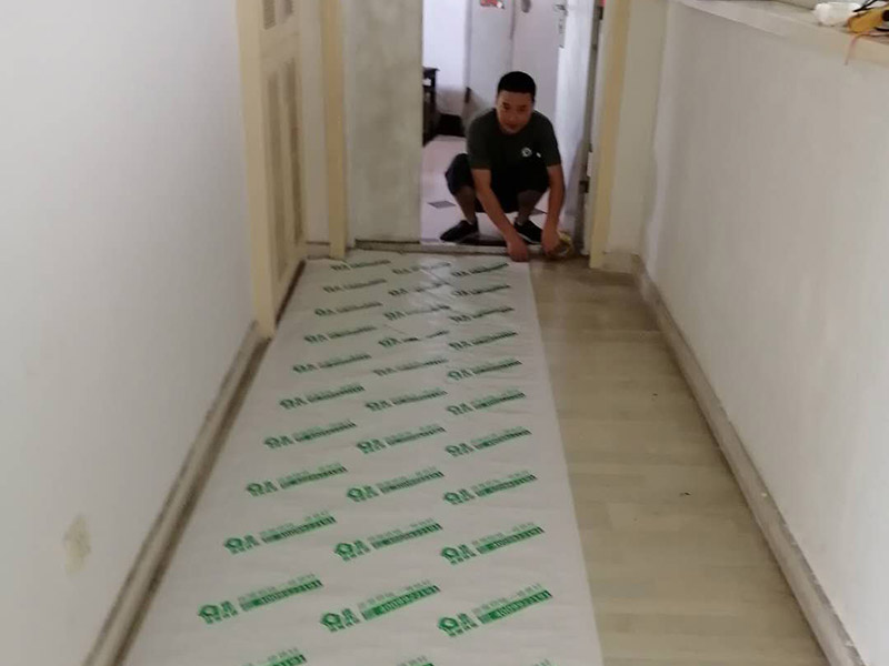 全屋地面保護：首先完成的就是地面的鋪設(shè)。因此，我們在進行其余施工時一定要注意對剛鋪好的地板進行保護。而在裝修時灰塵是一定避免不了的，為了防止嶄新的地板被沾染灰塵以及施工團隊人員等的腳印，最好先在地板上鋪一層防塵布等作為保護膜。除此之外，還是要在一天裝修結(jié)束后的時間里對防塵布等進行灰塵的清除和家居保養(yǎng)工作，特別是灰塵堆積過厚的地方，以免將來裝修結(jié)束后因為灰塵過多清理時意外污染地板。