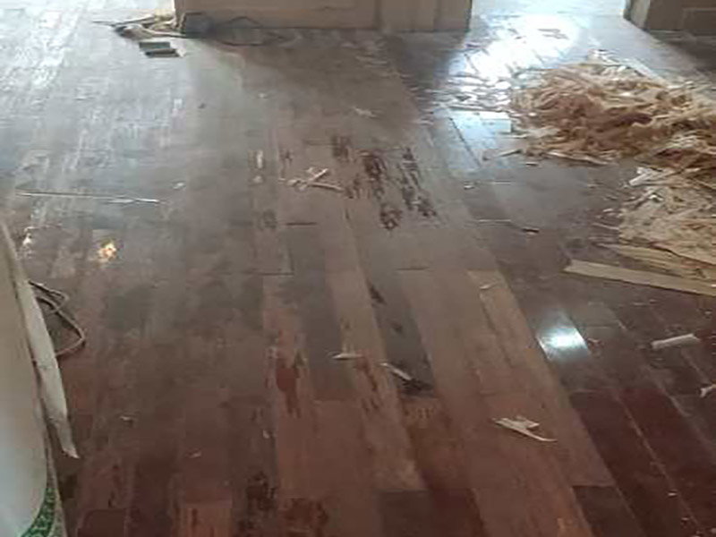地板打磨翻新：將地板原有的邊縫中的通明膩子除掉，從頭封縫。待底漆干后，刷第一遍面漆，待干。用水砂紙將地板面層磨至略感粗糙，除掉粉屑，刷第二層面漆即可。 打磨完后，必定要刮膩子，可堅持地板的本性并地板外表不被刮花。創(chuàng)新時應運用環(huán)保的水性漆，不會使房間內有異味，漆料有必要是專用漆，其耐磨度才干到達請求。