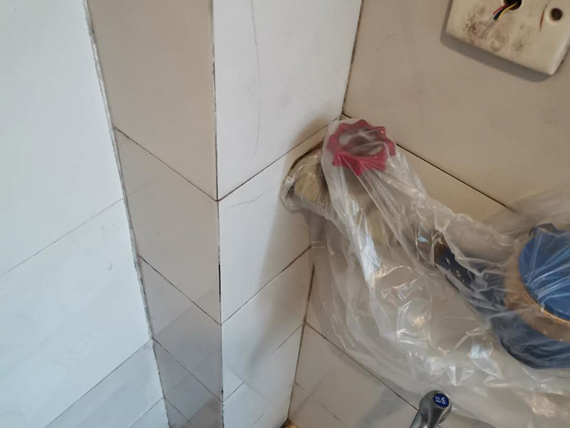 管道漏水修復(fù):首先根據(jù)施工圖看水管走向，如果漏水的位置后面埋有水管，可以先把家里面的水閘關(guān)掉，放干龍頭里面的水，如果一段時候后發(fā)現(xiàn)墻面水跡不見了，證明是水管出現(xiàn)問題。 如果是請的專業(yè)的維修師傅，可以讓師傅用打壓機直接打壓檢測，若確定是墻內(nèi)水管漏水，就可以直接鑿開墻壁找水管漏點。 可以先截斷水源，然后將暗水管漏水點的墻面開鑿，找到漏水的部分，先用小鋼鋸把漏水的地方鋸掉，注意鋸口要平。用砂紙把新露出的端口輕輕打磨，然后用接口套住，將備換的新管對準接口口子，注意要對直。然后用熱熔器對新管道進行熱熔連接。 或者是將鋸掉的管道清理干凈，用專用膠水涂在端口上，稍微晾一會兒;趁此時在“竹節(jié)”接頭內(nèi)涂上膠水。把端口和“竹節(jié)”連接，然后反復(fù)轉(zhuǎn)動，直到牢固。同樣的方法去連接另一端。最后在接縫處再涂適量的膠水，確保不滲漏。