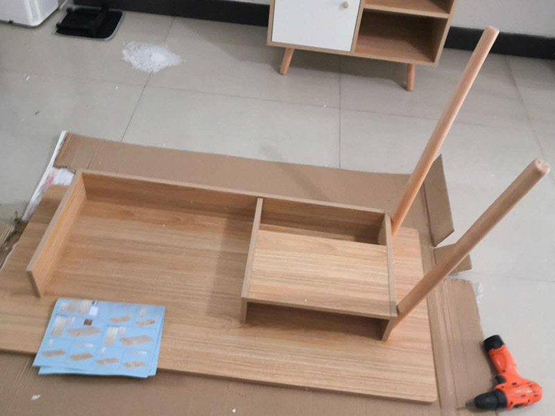 家具柜體安裝：用墊布點好地板，先從靠墻的一端寬du側(cè)板開始組裝，將寬側(cè)板平放于地面上(離后墻面保持700mm間隔)。首先將填好的三合一膠塞的板件，平放在墊布上，檢查孔距與圖紙相符，并裝上三合一單連桿。然后將固層釘上木塞，固定于寬側(cè)板上面，頂板大柄孔朝上，其余固層都朝下，腳線大柄孔朝內(nèi)(中間固層與L架高度一致，即底板到固層內(nèi)空為960mm，現(xiàn)場打?qū)影蹇?。放上側(cè)板，釘上木塞，木塞要求連通兩邊的固層。在第二個柜固層上面裝好雙連桿，留意雙連桿上面大柄只能鎖住一半，即90°。當兩件固層與側(cè)板固定后再同時擰緊大柄。 釘背板：把裝好的整體柜側(cè)放在點好墊布的地板上面，墊平側(cè)板成統(tǒng)一平面。用拉尺量好柜子的對角尺寸，調(diào)至相等，從寬測板處開始裝第一塊背板，留意假如中間有固層釘釘子時，先用鉛筆畫好固層的中央線，再釘釘子。