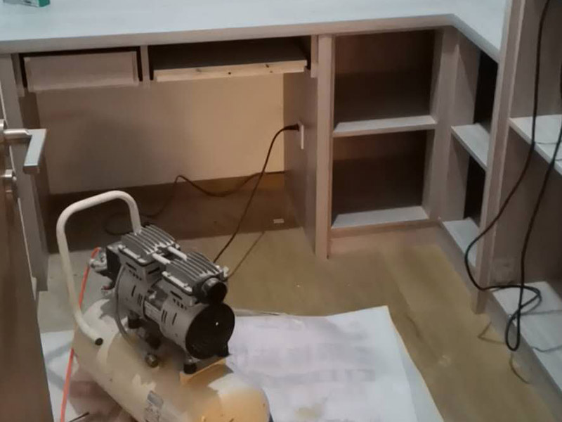 家具柜體安裝：用墊布點好地板，先從靠墻的一端寬du側(cè)板開始組裝，將寬側(cè)板平放于地面上(離后墻面保持700mm間隔)。首先將填好的三合一膠塞的板件，平放在墊布上，檢查孔距與圖紙相符，并裝上三合一單連桿。然后將固層釘上木塞，固定于寬側(cè)板上面，頂板大柄孔朝上，其余固層都朝下，腳線大柄孔朝內(nèi)(中間固層與L架高度一致，即底板到固層內(nèi)空為960mm，現(xiàn)場打?qū)影蹇?。放上側(cè)板，釘上木塞，木塞要求連通兩邊的固層。在第二個柜固層上面裝好雙連桿，留意雙連桿上面大柄只能鎖住一半，即90°。當兩件固層與側(cè)板固定后再同時擰緊大柄。 釘背板：把裝好的整體柜側(cè)放在點好墊布的地板上面，墊平側(cè)板成統(tǒng)一平面。用拉尺量好柜子的對角尺寸，調(diào)至相等，從寬測板處開始裝第一塊背板，留意假如中間有固層釘釘子時，先用鉛筆畫好固層的中央線，再釘釘子。