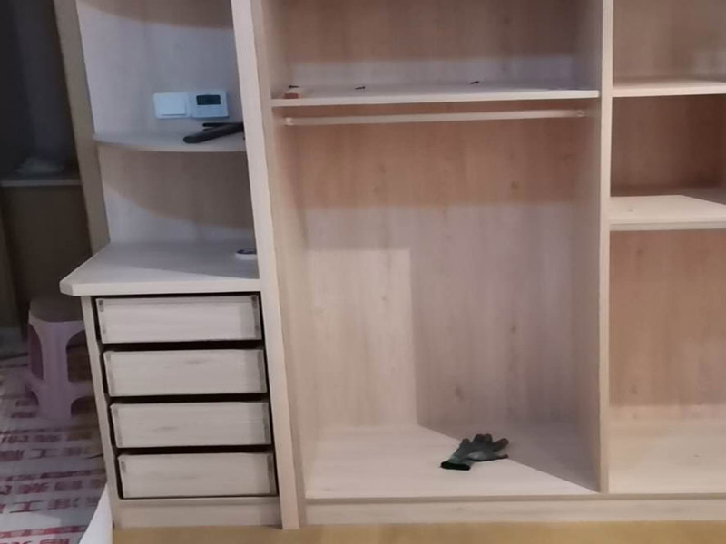 家具柜體安裝：用墊布點好地板，先從靠墻的一端寬du側(cè)板開始組裝，將寬側(cè)板平放于地面上(離后墻面保持700mm間隔)。首先將填好的三合一膠塞的板件，平放在墊布上，檢查孔距與圖紙相符，并裝上三合一單連桿。然后將固層釘上木塞，固定于寬側(cè)板上面，頂板大柄孔朝上，其余固層都朝下，腳線大柄孔朝內(nèi)(中間固層與L架高度一致，即底板到固層內(nèi)空為960mm，現(xiàn)場打?qū)影蹇?。放上側(cè)板，釘上木塞，木塞要求連通兩邊的固層。在第二個柜固層上面裝好雙連桿，留意雙連桿上面大柄只能鎖住一半，即90°。當兩件固層與側(cè)板固定后再同時擰緊大柄。 釘背板：把裝好的整體柜側(cè)放在點好墊布的地板上面，墊平側(cè)板成統(tǒng)一平面。用拉尺量好柜子的對角尺寸，調(diào)至相等，從寬測板處開始裝第一塊背板，留意假如中間有固層釘釘子時，先用鉛筆畫好固層的中央線，再釘釘子。