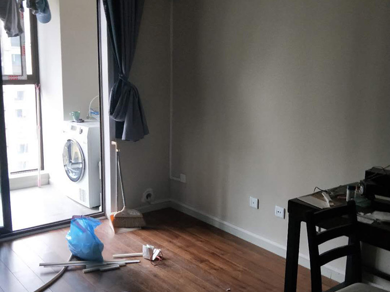 全屋線路明管安裝:明線管安裝在墻面，不是很好，線卡、接線盒和開關安裝在墻面不好看，主要是開關和線管交接處就不好處理。建議你采用PVC槽板安裝，方正，固定的釘在槽板內，開關和槽板接處很好，如果發(fā)生什么問題也好處理。