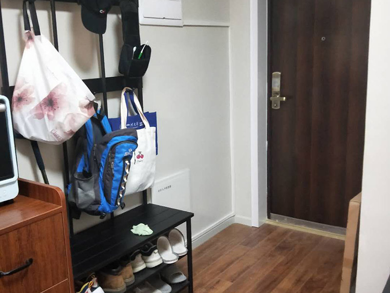 全屋線路明管安裝:明線管安裝在墻面，不是很好，線卡、接線盒和開關安裝在墻面不好看，主要是開關和線管交接處就不好處理。建議你采用PVC槽板安裝，方正，固定的釘在槽板內，開關和槽板接處很好，如果發(fā)生什么問題也好處理。