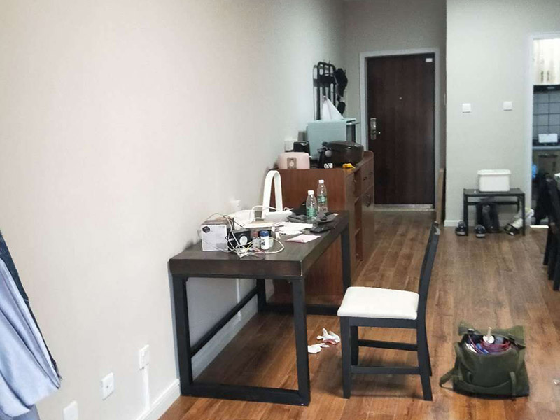 全屋線路明管安裝:明線管安裝在墻面，不是很好，線卡、接線盒和開關安裝在墻面不好看，主要是開關和線管交接處就不好處理。建議你采用PVC槽板安裝，方正，固定的釘在槽板內，開關和槽板接處很好，如果發(fā)生什么問題也好處理。