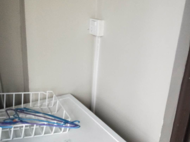 全屋線路明管安裝:明線管安裝在墻面，不是很好，線卡、接線盒和開關安裝在墻面不好看，主要是開關和線管交接處就不好處理。建議你采用PVC槽板安裝，方正，固定的釘在槽板內，開關和槽板接處很好，如果發(fā)生什么問題也好處理。