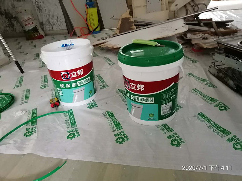 舊房墻面翻新裝修:先用刀或鐵刷去除剝落墻面的漆膜，再用砂紙磨平表面即可。進行墻面刷漆翻新，那就需要把粘貼的壁紙給拆下來，不然壁紙遮蓋住的地方會看不到。以批土刀將批土填平凹洞裂縫，等到完全干燥后，再用砂紙磨平。墻面病變可能有污漬、起泡、開裂、片落或粉化等很多種，這些都要針對進行處理。底漆”涂料是專門用于墻面不需特別處理的壁面，至于有問題的壁面就必須先針對其問題，選擇特殊且專治此特殊問題的“底漆”。 乳膠漆的施工方法主要有三種，刷涂、滾涂和噴涂；不管哪種涂刷法，一定要注意使用底漆，既保護墻面又可省錢。底漆可以使底材疏松度均一，提高面漆的涂布率，節(jié)省面漆。底漆比面漆便宜很多，這樣一來花費反而會更少。其次，刷一遍漆能夠幫助面漆提高漆膜的豐滿度，讓人覺得顏色飽滿，更有質(zhì)感。