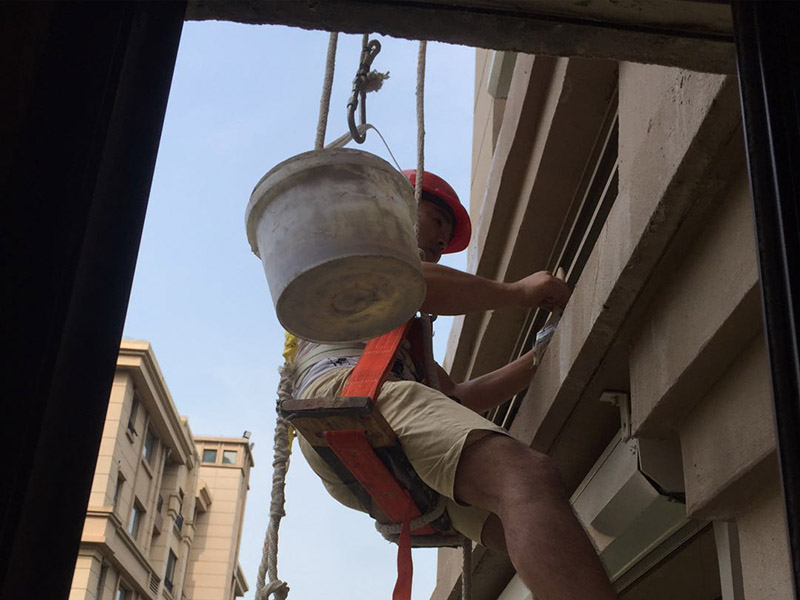 高空外墻防水：外墻面洞和較大裂縫防水密封前用噴水槍等工具將待治理的外墻面、伸縮縫、窗框等部位清理干凈，使施工的外墻面及縫、孔、洞部位達到無油、無塵土、無水泥松散顆粒等雜物。待其干燥后，將孔、洞、縫用防水密封材料嵌填密實，并達到與原顏色一致，再用快速堵漏靈和透明防水膠膜進行精心施工。 整體條形瓷磚外墻面防水，采用高效環(huán)保型憎水進行精心施工。該材料具有防水性能優(yōu)異、透氣性能良好、施工方便、使用安全、質(zhì)量可靠、耐久性好等特點。