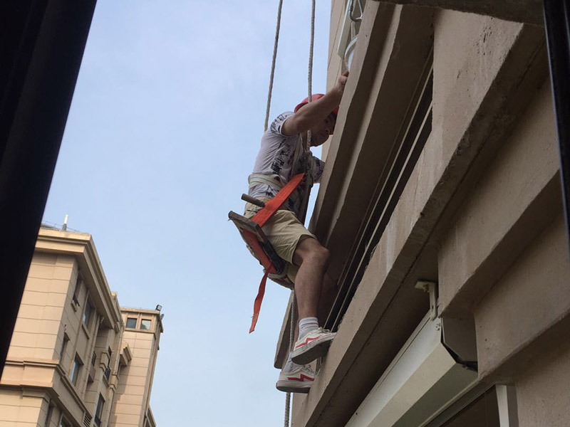 高空外墻防水：外墻面洞和較大裂縫防水密封前用噴水槍等工具將待治理的外墻面、伸縮縫、窗框等部位清理干凈，使施工的外墻面及縫、孔、洞部位達到無油、無塵土、無水泥松散顆粒等雜物。待其干燥后，將孔、洞、縫用防水密封材料嵌填密實，并達到與原顏色一致，再用快速堵漏靈和透明防水膠膜進行精心施工。 整體條形瓷磚外墻面防水，采用高效環(huán)保型憎水進行精心施工。該材料具有防水性能優(yōu)異、透氣性能良好、施工方便、使用安全、質(zhì)量可靠、耐久性好等特點。