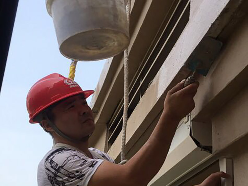 高空外墻防水：外墻面洞和較大裂縫防水密封前用噴水槍等工具將待治理的外墻面、伸縮縫、窗框等部位清理干凈，使施工的外墻面及縫、孔、洞部位達到無油、無塵土、無水泥松散顆粒等雜物。待其干燥后，將孔、洞、縫用防水密封材料嵌填密實，并達到與原顏色一致，再用快速堵漏靈和透明防水膠膜進行精心施工。 整體條形瓷磚外墻面防水，采用高效環(huán)保型憎水進行精心施工。該材料具有防水性能優(yōu)異、透氣性能良好、施工方便、使用安全、質(zhì)量可靠、耐久性好等特點。