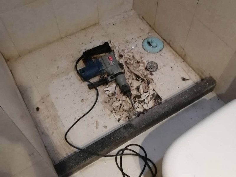 浴室地面拆除重裝：首先要進(jìn)行地面處理，確保地面干凈，沒有任何雜物污染，基層表面堅(jiān)實(shí)，無脫皮等現(xiàn)象，還要進(jìn)行地面找平，保證地面平整，沒有較大的缺陷和補(bǔ)痕。 在刷涂料前，要保證衛(wèi)生間的干凈，干燥。防水涂料要刷全面，與基層結(jié)合牢固，不會出現(xiàn)氣泡，脫落等問題。我們涂刷時(shí)，要由下至上，先墻后地涂刷。一般來說，衛(wèi)生間的防水要做到180厘米，非淋浴墻面防水不能低于35厘米。小編建議防水統(tǒng)一做到180厘米。刷涂料不僅要注意高度，還有注意涂刷的厚度，國家規(guī)定防水涂料要涂到1.5毫米厚。防水涂料是要刷兩遍，第二遍涂料是要等第一遍涂料干透之后才能開始刷。 還要在防水層上再鋪一層保護(hù)層，保護(hù)層要完全覆蓋防水層，與之結(jié)合牢固，不能存在裂紋、氣泡、脫落等問題。 在做閉水試驗(yàn)前，要把衛(wèi)生間所有的下水都堵住，并且在衛(wèi)生間門口做一個(gè)簡易25厘米高的門檻，把衛(wèi)生間封好，再往衛(wèi)生間灌入20厘米高的水。24小時(shí)之后，衛(wèi)生間的水沒有滲漏，才能算衛(wèi)生間防水工程合格。
