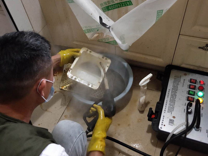 油煙機清洗服務：1、拆卸清洗件：首先切斷抽油煙機電源后把油煙機從吊裝位置卸下，然后對油煙機其進行解體，依次取出：照明燈泡、集油盒、底面板、密封圈、葉輪，最后提出機體內(nèi)芯。 2、浸泡清洗件：找一個較大的容器，再倒入清洗液，將拆下的部件進行放置里邊浸泡。清洗液數(shù)量不要太少也不要太多，以能泡過所拆清洗件為準。大件則應采用抹布蘸清洗液進行沖洗。清洗件浸泡時間根據(jù)油污程度而定，一般15－20分鐘為宜。 3、刷洗污件：經(jīng)過浸泡后的油污部件比較容易清洗，一般用鐵刷、毛刷蘸清洗液進行反復清洗就可以洗干凈。但油污嚴重的油煙機則要采取特殊清洗措施才可以清洗干凈，需要請專業(yè)的清洗服務人員進行清洗！