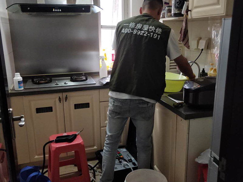 油煙機清洗服務：1、拆卸清洗件：首先切斷抽油煙機電源后把油煙機從吊裝位置卸下，然后對油煙機其進行解體，依次取出：照明燈泡、集油盒、底面板、密封圈、葉輪，最后提出機體內(nèi)芯。 2、浸泡清洗件：找一個較大的容器，再倒入清洗液，將拆下的部件進行放置里邊浸泡。清洗液數(shù)量不要太少也不要太多，以能泡過所拆清洗件為準。大件則應采用抹布蘸清洗液進行沖洗。清洗件浸泡時間根據(jù)油污程度而定，一般15－20分鐘為宜。 3、刷洗污件：經(jīng)過浸泡后的油污部件比較容易清洗，一般用鐵刷、毛刷蘸清洗液進行反復清洗就可以洗干凈。但油污嚴重的油煙機則要采取特殊清洗措施才可以清洗干凈，需要請專業(yè)的清洗服務人員進行清洗！