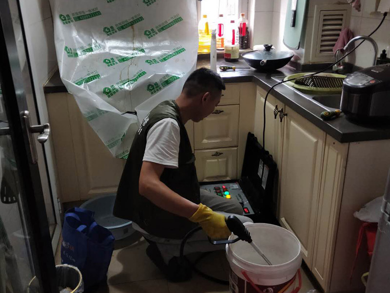 油煙機清洗服務：1、拆卸清洗件：首先切斷抽油煙機電源后把油煙機從吊裝位置卸下，然后對油煙機其進行解體，依次取出：照明燈泡、集油盒、底面板、密封圈、葉輪，最后提出機體內(nèi)芯。 2、浸泡清洗件：找一個較大的容器，再倒入清洗液，將拆下的部件進行放置里邊浸泡。清洗液數(shù)量不要太少也不要太多，以能泡過所拆清洗件為準。大件則應采用抹布蘸清洗液進行沖洗。清洗件浸泡時間根據(jù)油污程度而定，一般15－20分鐘為宜。 3、刷洗污件：經(jīng)過浸泡后的油污部件比較容易清洗，一般用鐵刷、毛刷蘸清洗液進行反復清洗就可以洗干凈。但油污嚴重的油煙機則要采取特殊清洗措施才可以清洗干凈，需要請專業(yè)的清洗服務人員進行清洗！