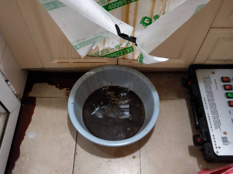 油煙機清洗服務：1、拆卸清洗件：首先切斷抽油煙機電源后把油煙機從吊裝位置卸下，然后對油煙機其進行解體，依次取出：照明燈泡、集油盒、底面板、密封圈、葉輪，最后提出機體內(nèi)芯。 2、浸泡清洗件：找一個較大的容器，再倒入清洗液，將拆下的部件進行放置里邊浸泡。清洗液數(shù)量不要太少也不要太多，以能泡過所拆清洗件為準。大件則應采用抹布蘸清洗液進行沖洗。清洗件浸泡時間根據(jù)油污程度而定，一般15－20分鐘為宜。 3、刷洗污件：經(jīng)過浸泡后的油污部件比較容易清洗，一般用鐵刷、毛刷蘸清洗液進行反復清洗就可以洗干凈。但油污嚴重的油煙機則要采取特殊清洗措施才可以清洗干凈，需要請專業(yè)的清洗服務人員進行清洗！